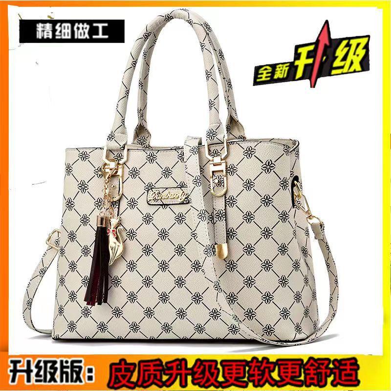 In stock, a hair delivery women s bag, a new versatile fashion, large-capacity temperament, portable messenger medium mother and women s bag. width 32 height 23 thickness 12
In stock, a hair delivery women s bag, a new versatile fashion, large-capacity temperament, portable messenger medium mother and women s bag. width 32 height 23 thickness 12