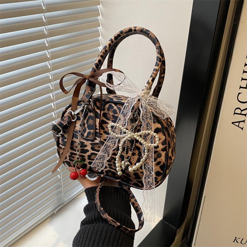 Vintage Leopard Pu Shoulder Bags for Women Portable Trendy Ladies Crossbody Bag Lace Pearl Pendant Female Bowling Handbags
Vintage Leopard Pu Shoulder Bags for Women Portable Trendy Ladies Crossbody Bag Lace Pearl Pendant Female Bowling Handbags