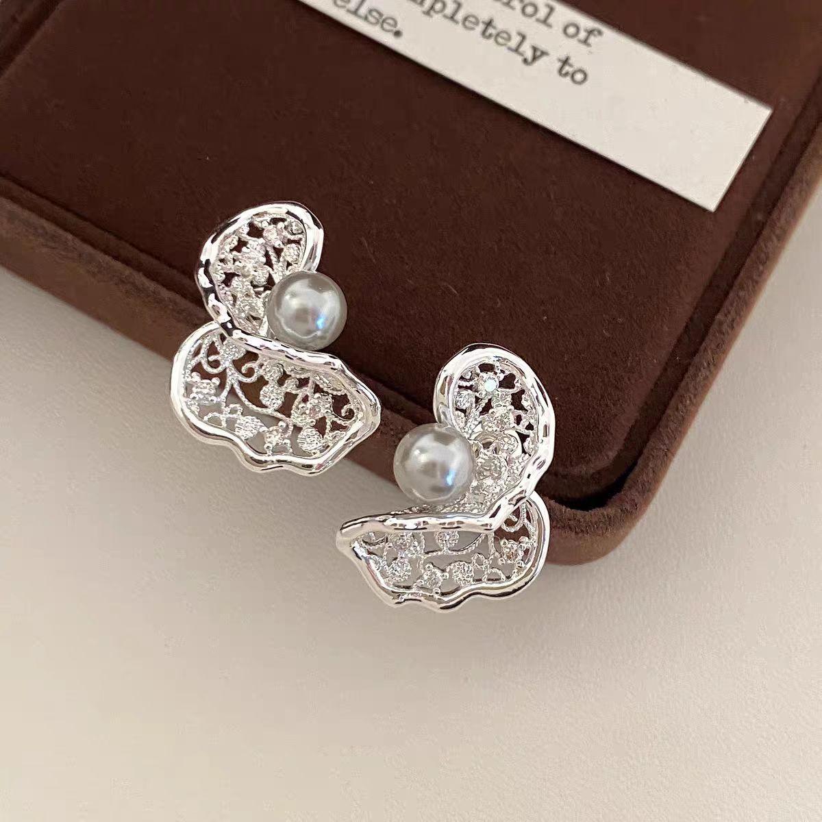 S925 Silver Needle Gentle Zircon Twisted Pleated Pattern Hollow Earrings New Chinese French Pearl Ears
S925 Silver Needle Gentle Zircon Twisted Pleated Pattern Hollow Earrings New Chinese French Pearl Ears