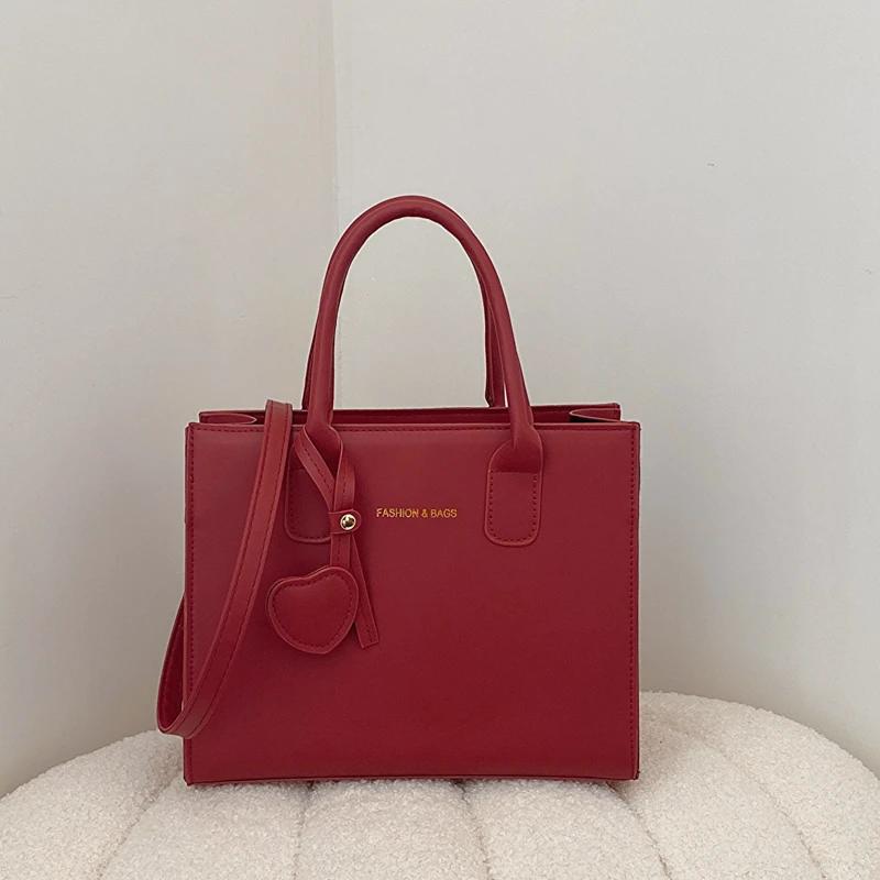 Женские сумки из искусственной кожи с внутренним отделением. Мягкие и однотонные, с застежкой-молнией. Высокое качество.
Женские сумки из искусственной кожи с внутренним отделением. Мягкие и однотонные, с застежкой-молнией. Высокое качество.