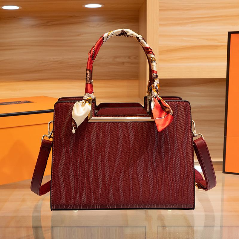 Premium red bag 2025 new temperament fashion handbag middle-aged women s mother bag large capacity messenger красный
Premium red bag 2025 new temperament fashion handbag middle-aged women s mother bag large capacity messenger красный