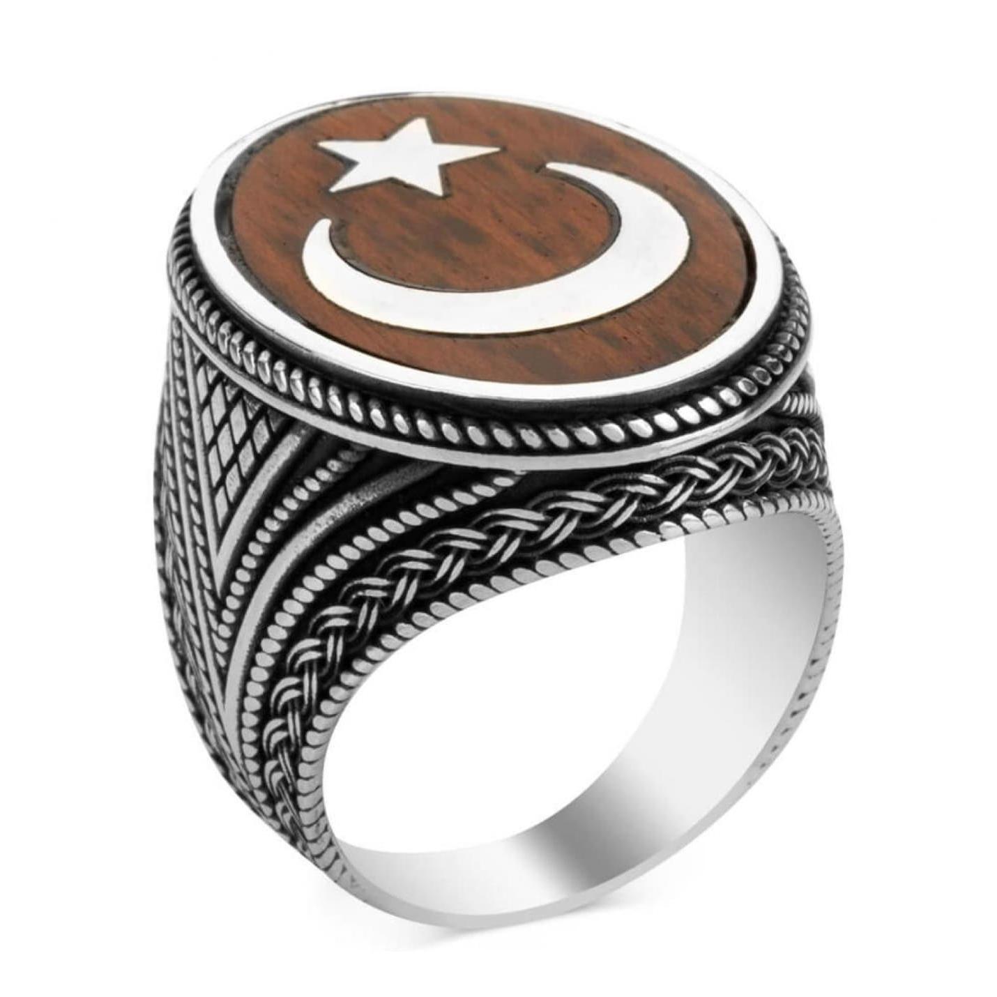 Большое серебряное кольцо с полумесяцем и звездами на фоне Змеиного леса
Большое серебряное кольцо с полумесяцем и звездами на фоне Змеиного леса