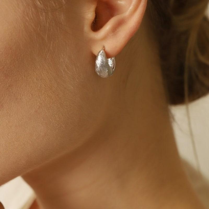 ozel Signature Texture Hoop Earrings PB042E White Gold
ozel Signature Texture Hoop Earrings PB042E White Gold