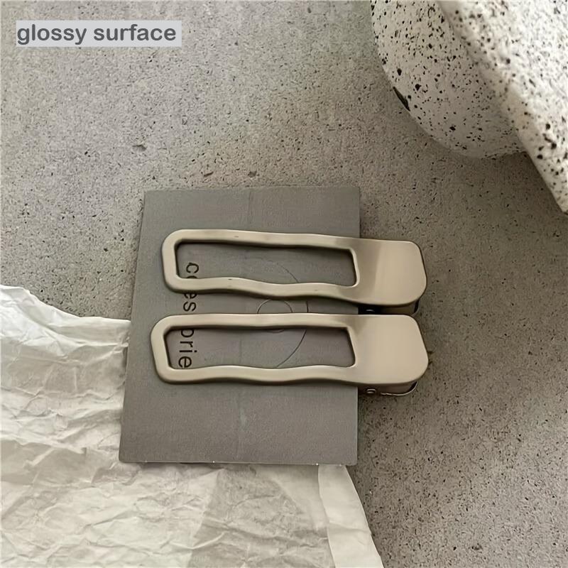 1 set of metal geometric hair clips, three piece set, simple design, minimalist high-end, moderate grip without damaging hair
1 set of metal geometric hair clips, three piece set, simple design, minimalist high-end, moderate grip without damaging hair