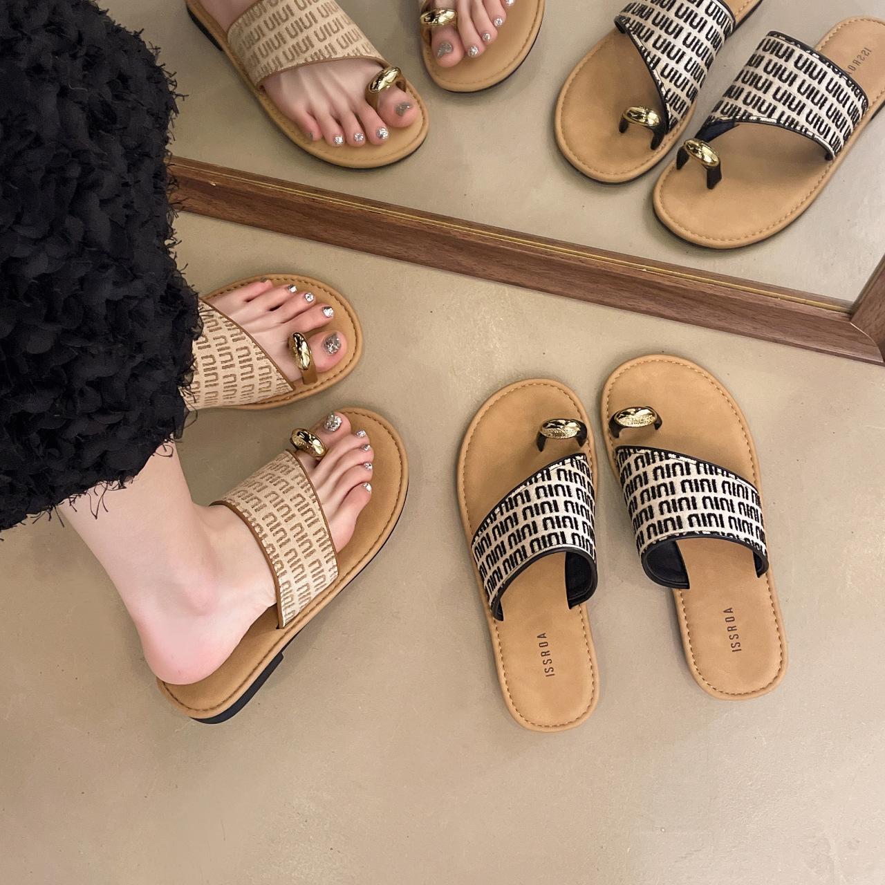 Flat-bottomed toe slippers women s new summer wear with skirt retro woven Roman sandals seaside beach shoes 40 чорний
Flat-bottomed toe slippers women s new summer wear with skirt retro woven Roman sandals seaside beach shoes 40 чорний