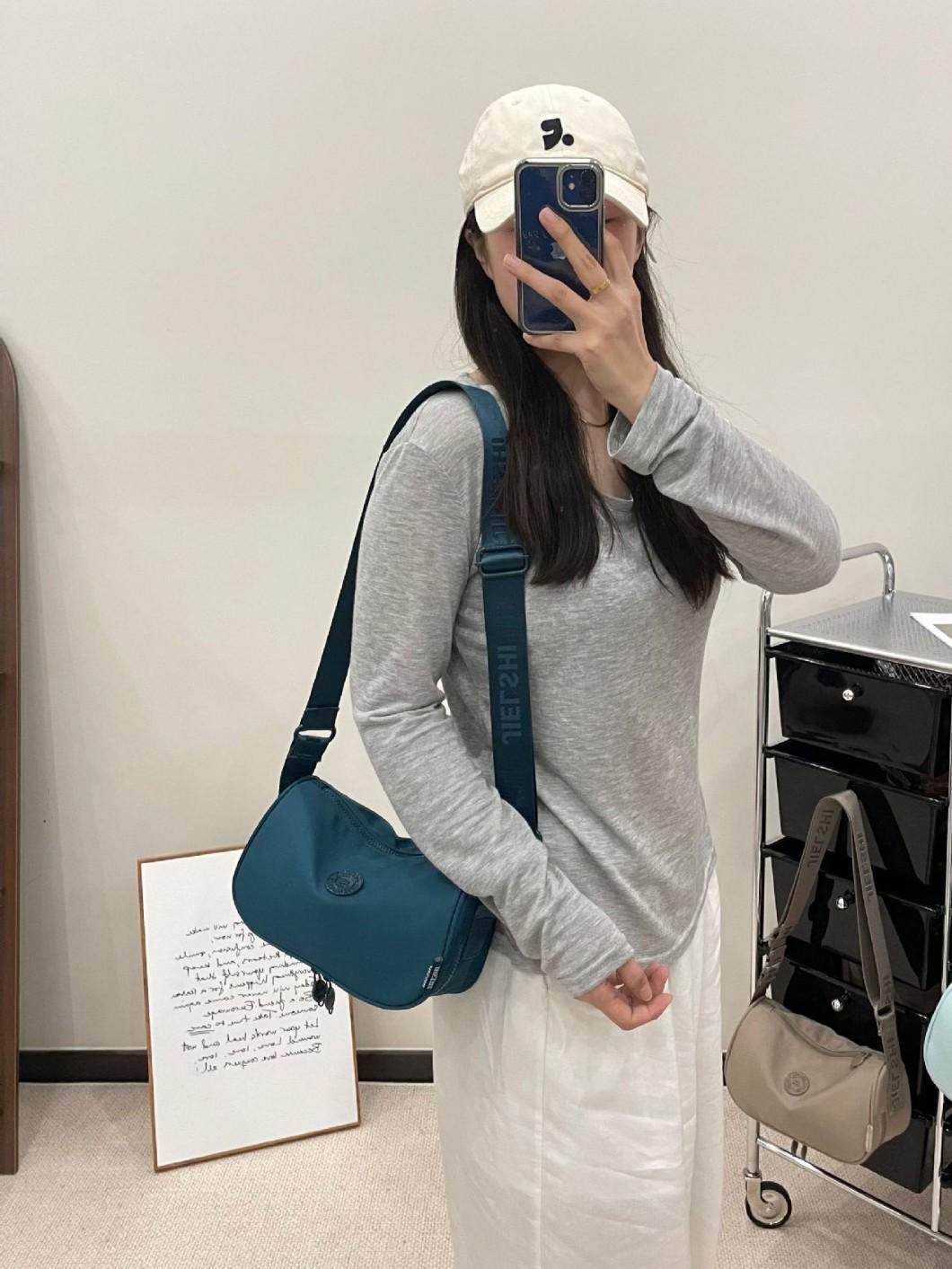 2025 Lightweight Water-Repellent Crossbody Dumpling Bag in Candy Color Nylon for Casual Commute Quicksand
2025 Lightweight Water-Repellent Crossbody Dumpling Bag in Candy Color Nylon for Casual Commute Quicksand