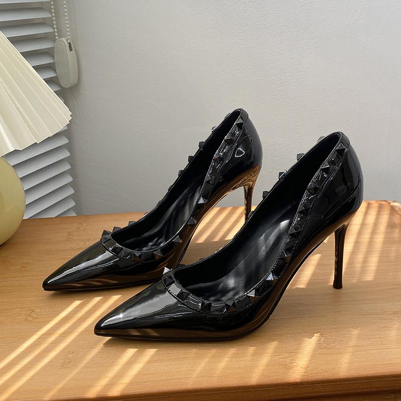 Женские новые универсальные туфли-лодочки на шпильке с острым носом, с заклепками, темпераментные, из лакированной кожи 40
Женские новые универсальные туфли-лодочки на шпильке с острым носом, с заклепками, темпераментные, из лакированной кожи 40