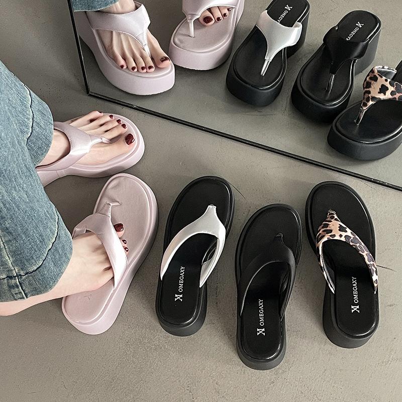 Internet celebrities popular thick-soled flip-flops women s summer wear 2025 spring new heightening versatile casual cool slippers 35 чёрный
Internet celebrities popular thick-soled flip-flops women s summer wear 2025 spring new heightening versatile casual cool slippers 35 чёрный
