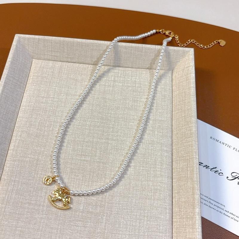 Mini Inlaid Horse Pendant Pearl Necklace, Elegant and Upscale Versatile Sweater Chain, Sophisticated Collar Chain Accessory B
Mini Inlaid Horse Pendant Pearl Necklace, Elegant and Upscale Versatile Sweater Chain, Sophisticated Collar Chain Accessory B