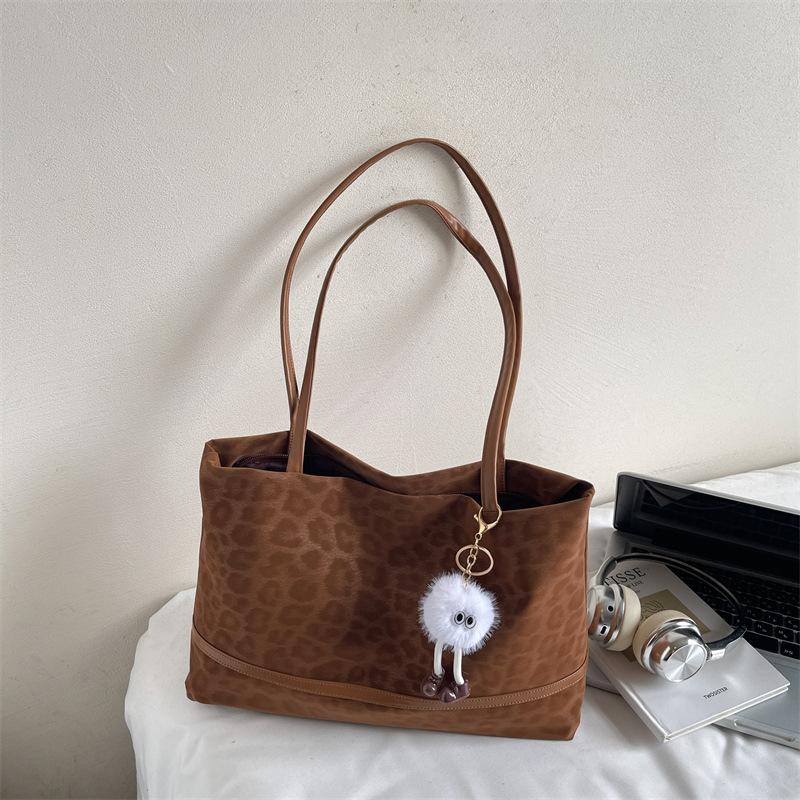 Retro Leopard Print Tote Bag Fashion Popular New Versatile Shoulder Handbag Europe America Hot-sell Large-capacity Commuter Bags 35x10x22cm коричневий
Retro Leopard Print Tote Bag Fashion Popular New Versatile Shoulder Handbag Europe America Hot-sell Large-capacity Commuter Bags 35x10x22cm коричневий