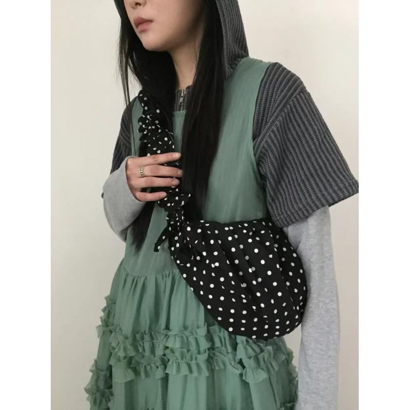 2025 Korean black and white polka dot pleated lace drawstring messenger bag nylon cloth versatile commuter dumpling bag women s bag tide
2025 Korean black and white polka dot pleated lace drawstring messenger bag nylon cloth versatile commuter dumpling bag women s bag tide