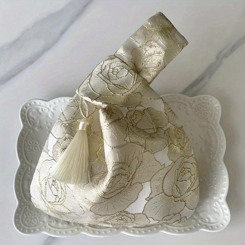 Сумка на запястье в китайском стиле, кисточка-подвеска, аксессуары для ципао, вышитая сумочка для ханфу, простая сумочка, сумочки, маленький подарочный мешочек шампанского
Сумка на запястье в китайском стиле, кисточка-подвеска, аксессуары для ципао, вышитая сумочка для ханфу, простая сумочка, сумочки, маленький подарочный мешочек шампанского