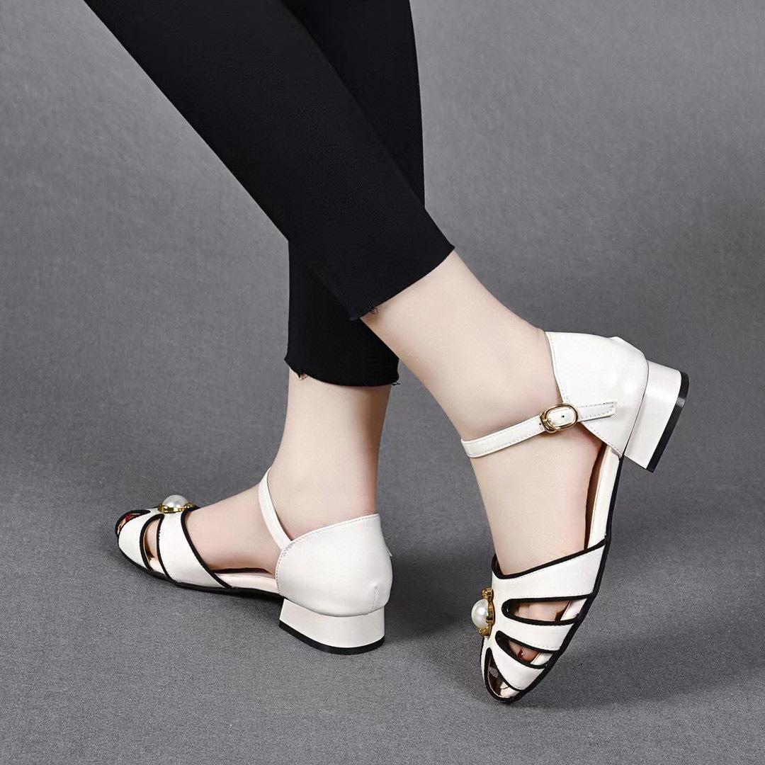 Flat-soled sandals women s 2025 summer baotou hollow low-heeled sandals hollowed-out pearl cow patent leather one-word button Roman shoes 35 бежевий
Flat-soled sandals women s 2025 summer baotou hollow low-heeled sandals hollowed-out pearl cow patent leather one-word button Roman shoes 35 бежевий
