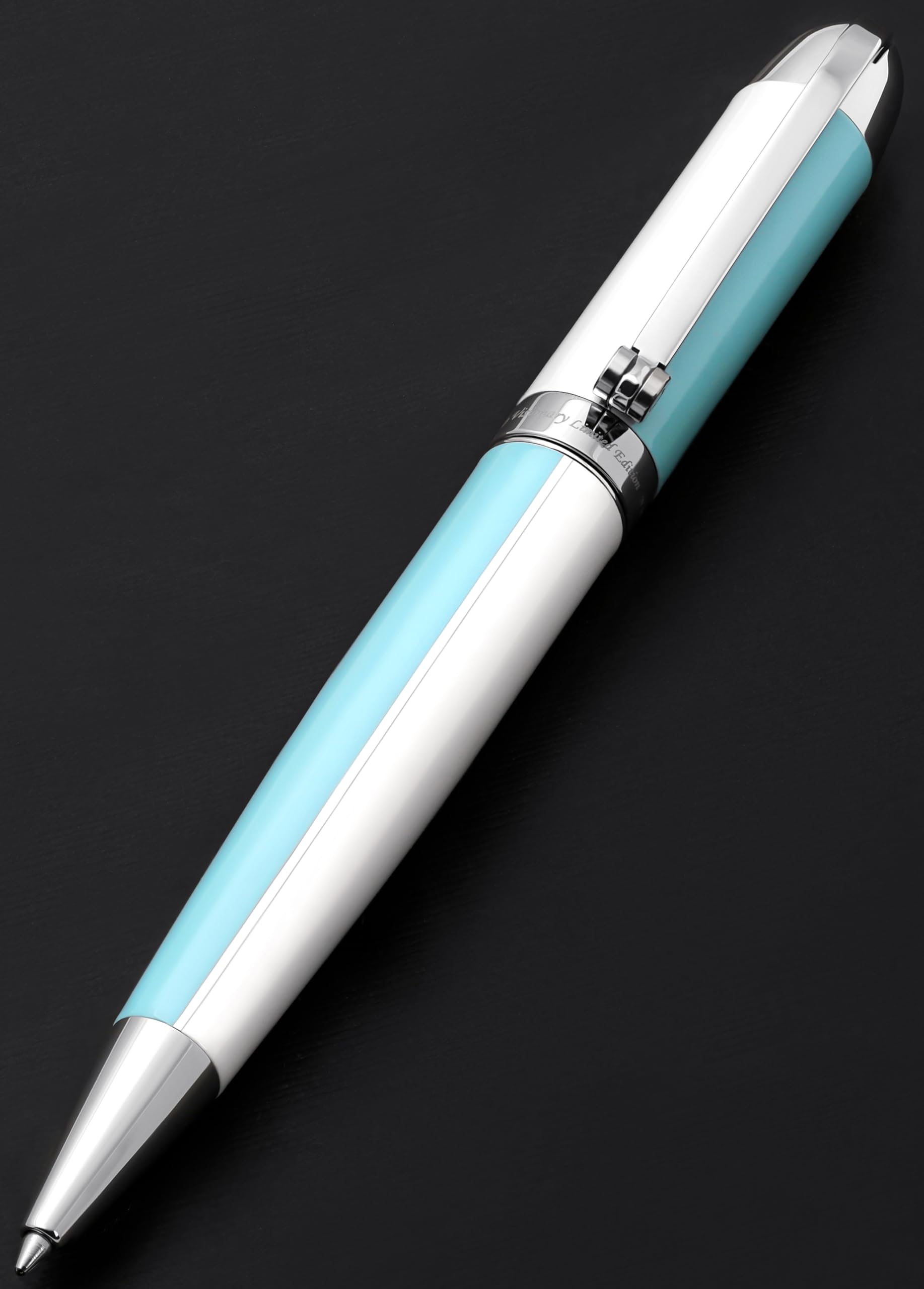 Шариковая ручка Xezo Visionary среднего размера, небесно-голубого и белого цвета, лимитированная серия ручек ручной работы. цвета. 500, серийный.
Шариковая ручка Xezo Visionary среднего размера, небесно-голубого и белого цвета, лимитированная серия ручек ручной работы. цвета. 500, серийный.