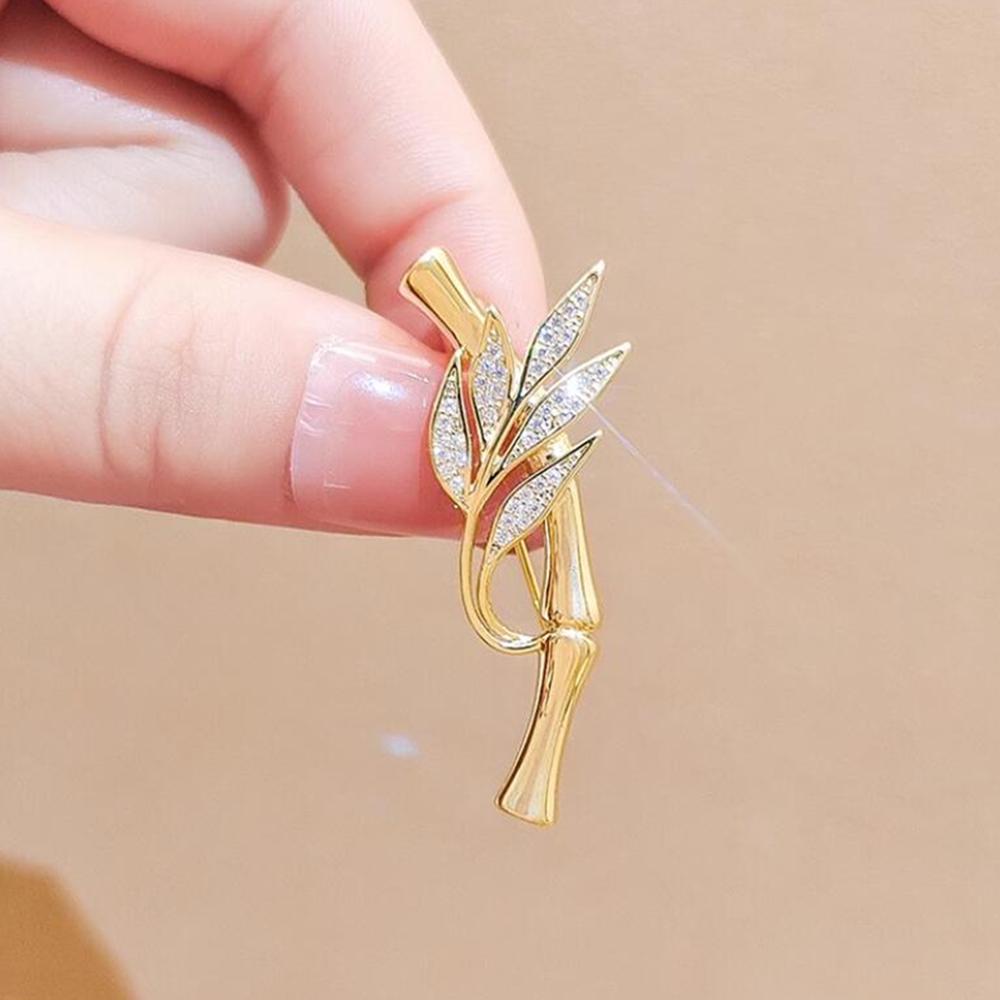 Fashionable bamboo leaf zircon brooch, anti-exposure brooch for women, metal button to fix clothes, wedding party gift
Fashionable bamboo leaf zircon brooch, anti-exposure brooch for women, metal button to fix clothes, wedding party gift