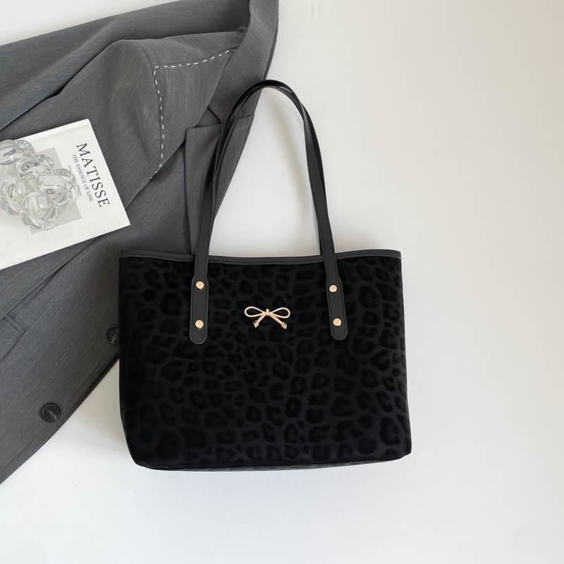 Retro temperament large capacity tote bag new commuter casual shoulder bag women s trend fashion bag
Retro temperament large capacity tote bag new commuter casual shoulder bag women s trend fashion bag