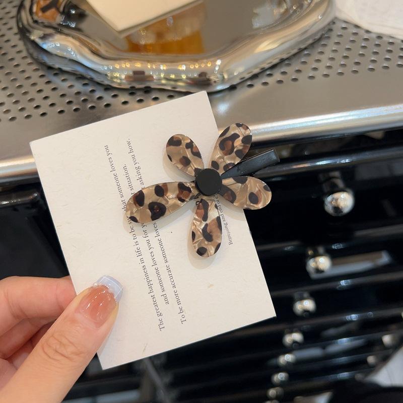 Vintage acrylic leopard print flower broken hair side hairpin vacation style fashion duck bill clip hair accessories
Vintage acrylic leopard print flower broken hair side hairpin vacation style fashion duck bill clip hair accessories