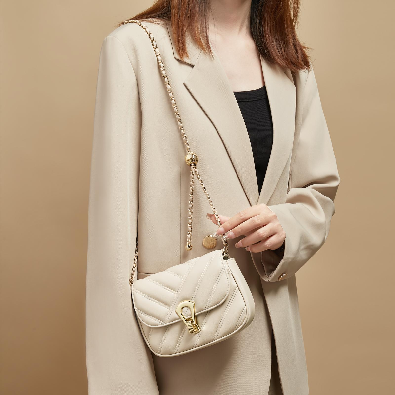 FOXER 2026 New Women s Quilted Shoulder Bag Spring Summer Fashion Split Leather Crossbody Bag with Metal Chain Lock for Party
FOXER 2026 New Women s Quilted Shoulder Bag Spring Summer Fashion Split Leather Crossbody Bag with Metal Chain Lock for Party