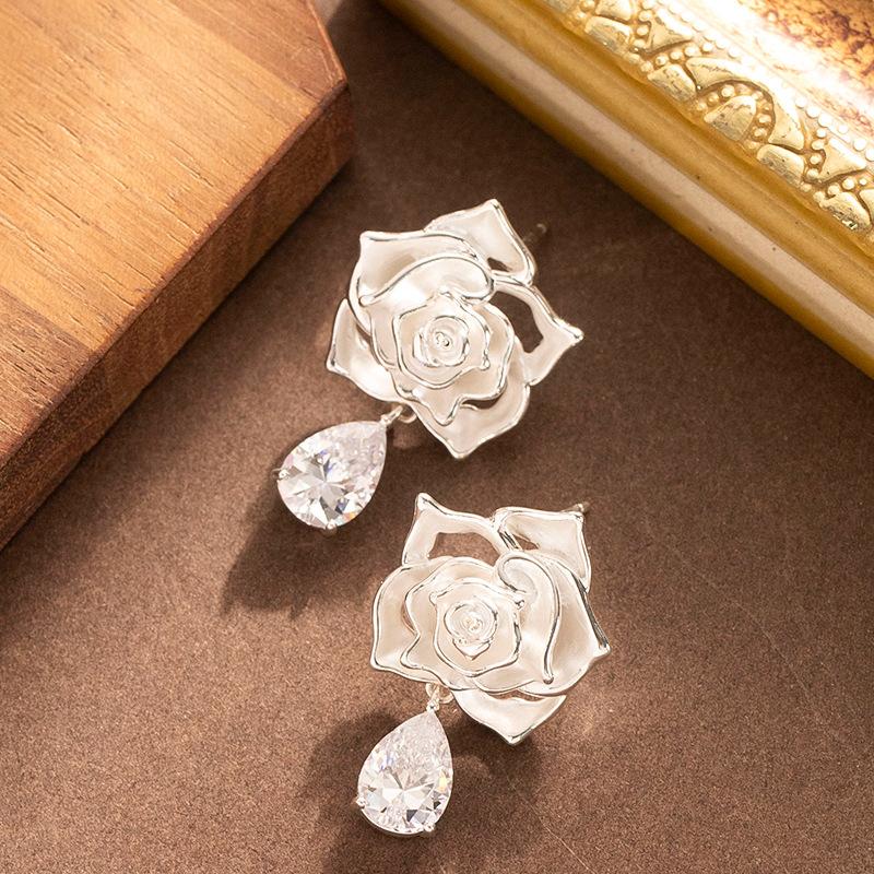 French gentle small fresh dripping oil three-dimensional rose flower earrings women s light luxury high-end sweet temperament earrings
French gentle small fresh dripping oil three-dimensional rose flower earrings women s light luxury high-end sweet temperament earrings