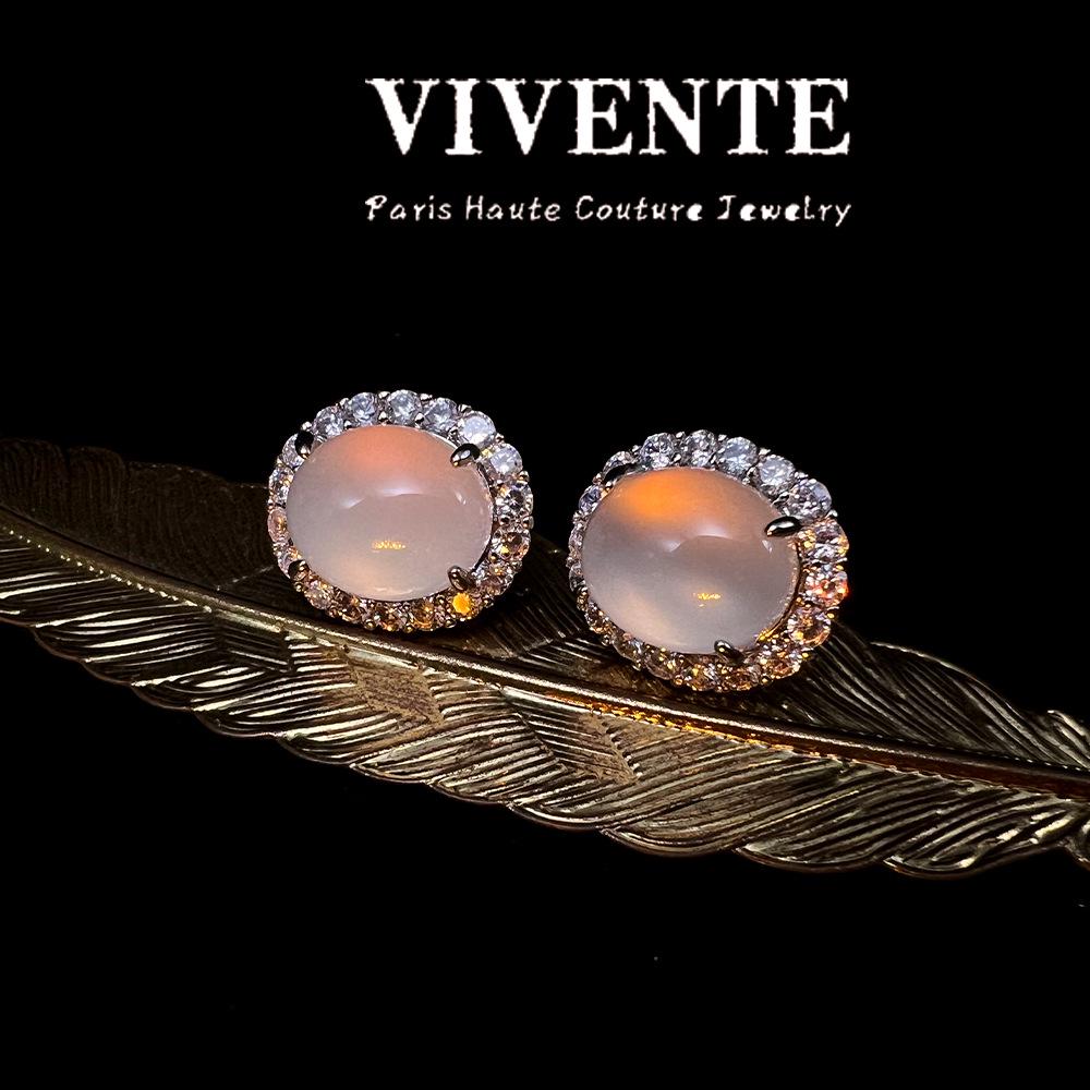 Изысканные серьги-пусеты из хальцедона и лунного камня с золотым покрытием S925
Изысканные серьги-пусеты из хальцедона и лунного камня с золотым покрытием S925