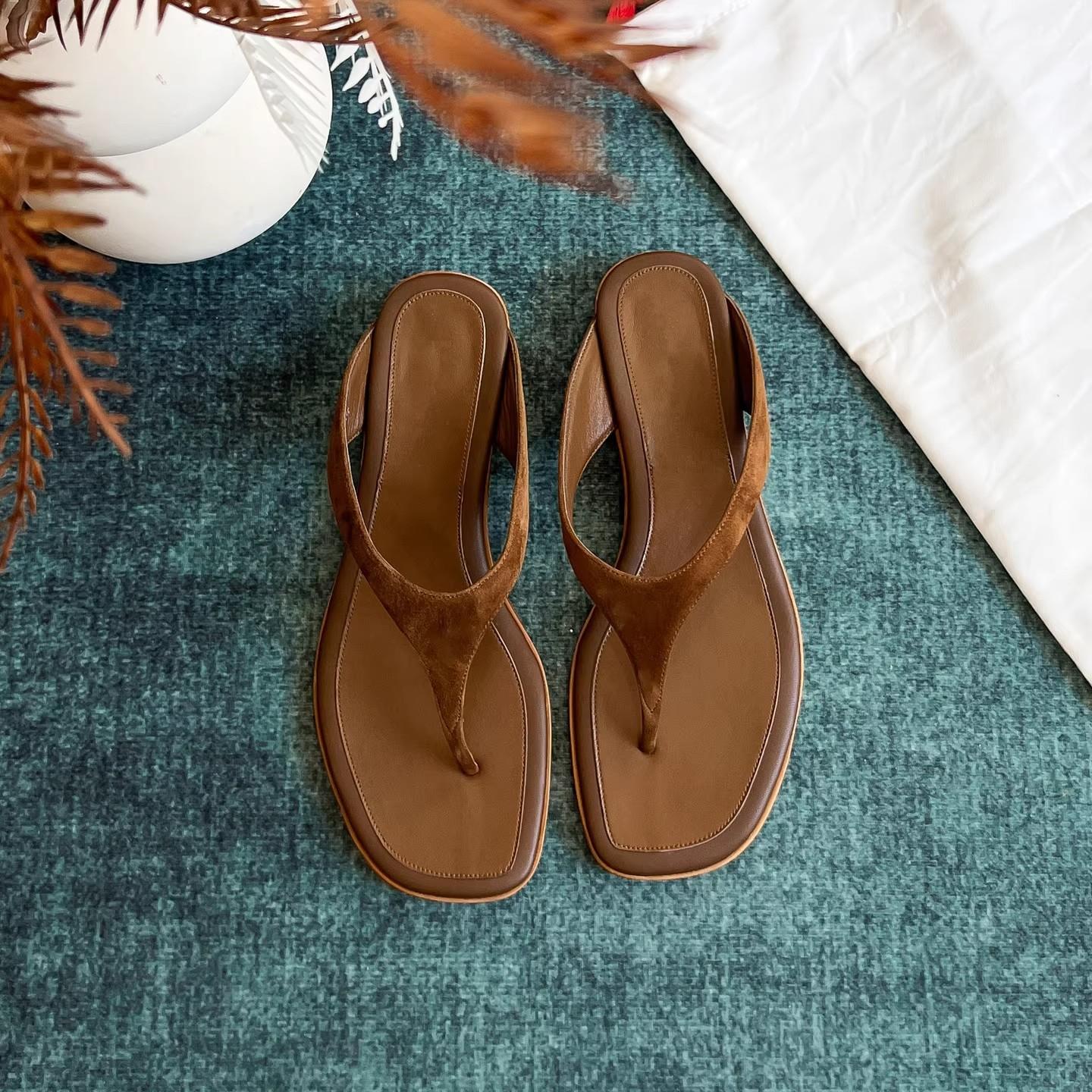 2025 flip-flops women wear new low-heeled fashion seaside beach pinch muffin cool slippers in summer 40
2025 flip-flops women wear new low-heeled fashion seaside beach pinch muffin cool slippers in summer 40