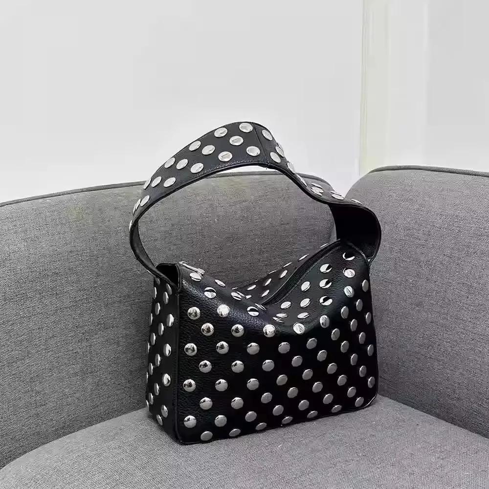 Fashi Rivet Women Shoulder Crossbody Bag Luxury Design Underarm Bag Solid Color Messenger Bag Purse Hobos Handbags чорний
Fashi Rivet Women Shoulder Crossbody Bag Luxury Design Underarm Bag Solid Color Messenger Bag Purse Hobos Handbags чорний
