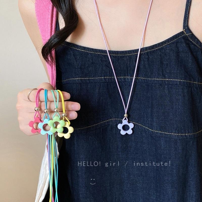 Color hollow flower pendant necklace simple small fresh collarbone chain temperament versatile niche jewelry women
Color hollow flower pendant necklace simple small fresh collarbone chain temperament versatile niche jewelry women