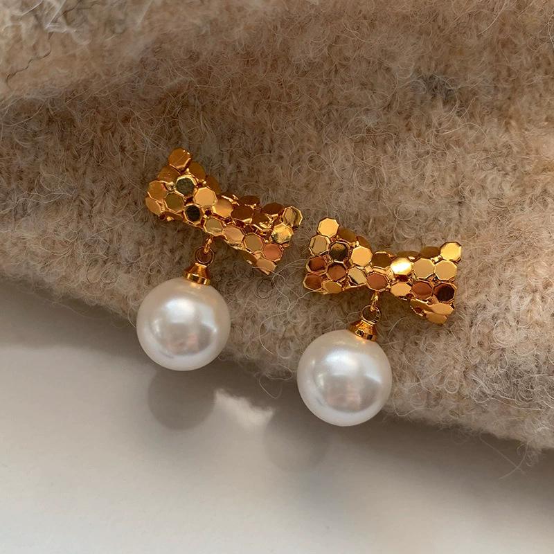 Retro geometric crushed ice ice splicing design stud earrings women s light luxury elegant unique exquisite k real gold electroplated earrings
Retro geometric crushed ice ice splicing design stud earrings women s light luxury elegant unique exquisite k real gold electroplated earrings