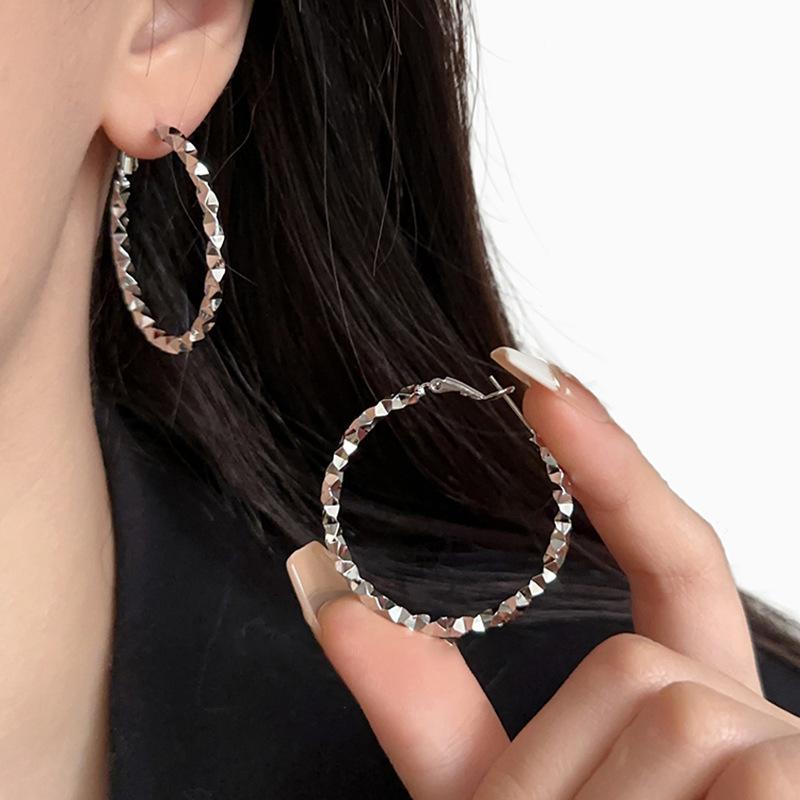Round geometric prismatic earrings, fashionable commuting, simple and versatile earrings, cold wind temperament earrings, women
Round geometric prismatic earrings, fashionable commuting, simple and versatile earrings, cold wind temperament earrings, women