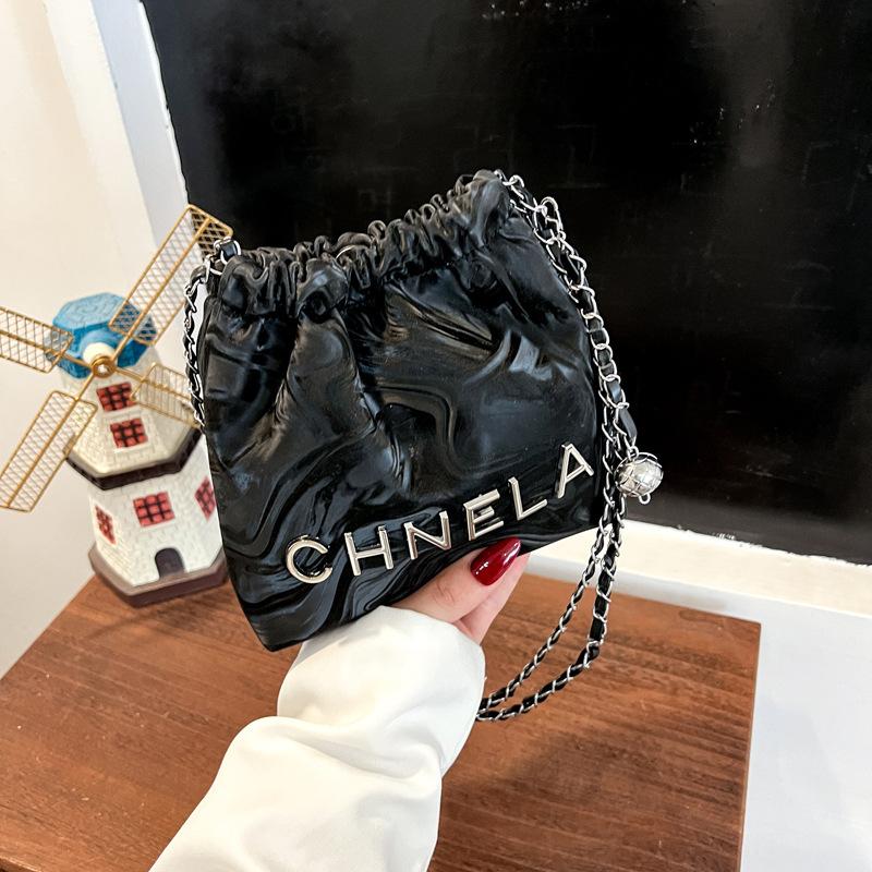 Xiaoxiangfeng chain bucket bag women s 2025 summer new women s bag texture foreign style shoulder messenger bag чёрный
Xiaoxiangfeng chain bucket bag women s 2025 summer new women s bag texture foreign style shoulder messenger bag чёрный