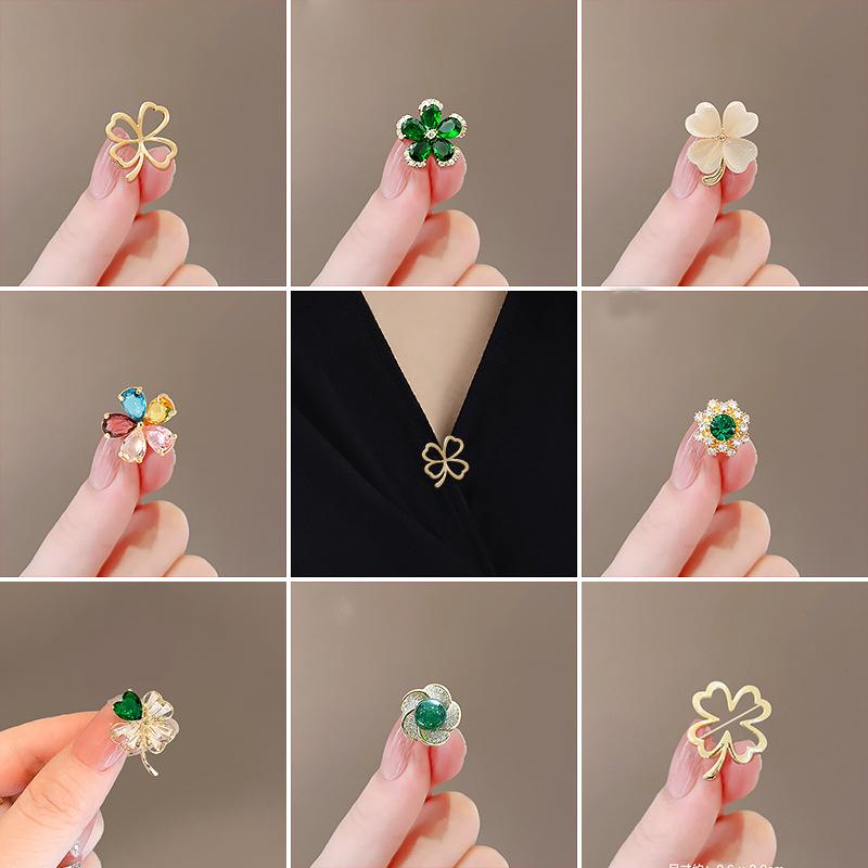 Emerald anti-light brooch for women, high-end anti-light buckle, high-end pin, light luxury and elegant versatile corsage
Emerald anti-light brooch for women, high-end anti-light buckle, high-end pin, light luxury and elegant versatile corsage
