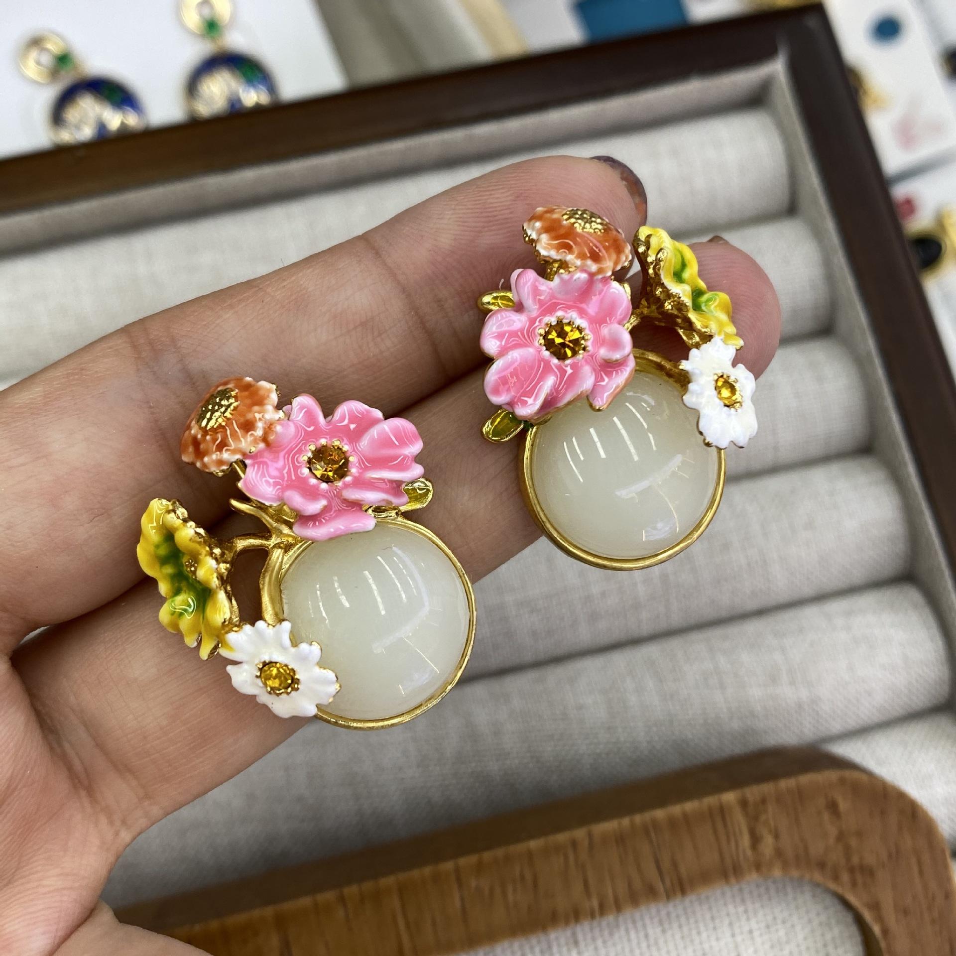 White Jade Flower Premium Vintage Enamel Oil Drop Earrings Baroque Elegant Design French Court Earrings
White Jade Flower Premium Vintage Enamel Oil Drop Earrings Baroque Elegant Design French Court Earrings