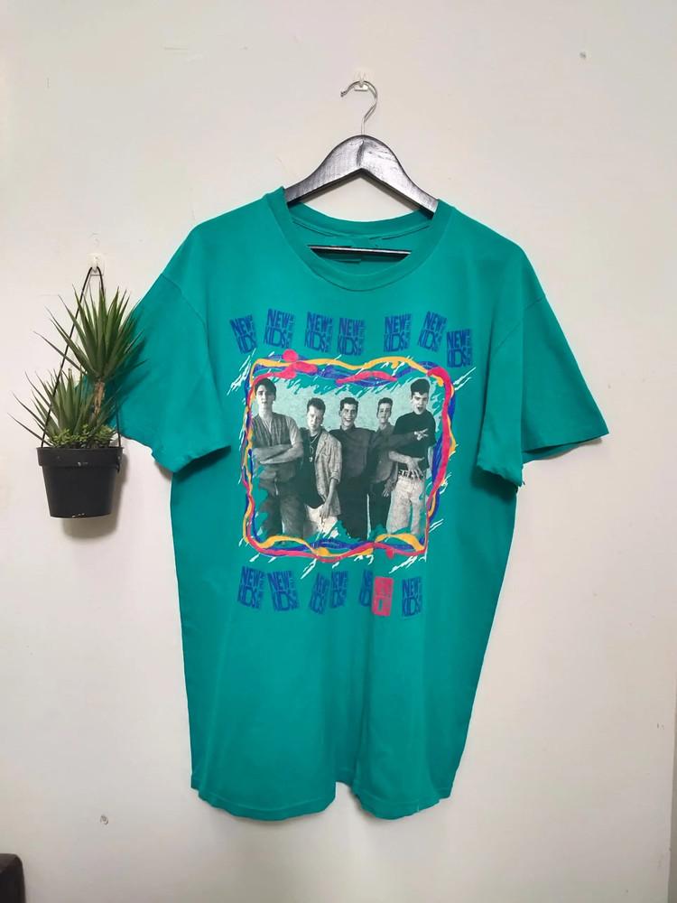Vintage 1989 New Kids On The Block Men and Women Unisex TShirt NZ427 Unisex T-Shirt XXL
Vintage 1989 New Kids On The Block Men and Women Unisex TShirt NZ427 Unisex T-Shirt XXL