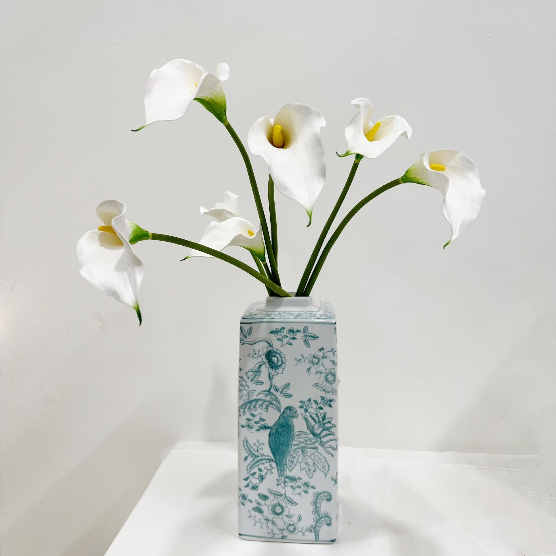 EVA horseshoe lotus simulation flower, taro hand feel fake flower, 2 branches, wedding home flower arrangement, matching props
EVA horseshoe lotus simulation flower, taro hand feel fake flower, 2 branches, wedding home flower arrangement, matching props