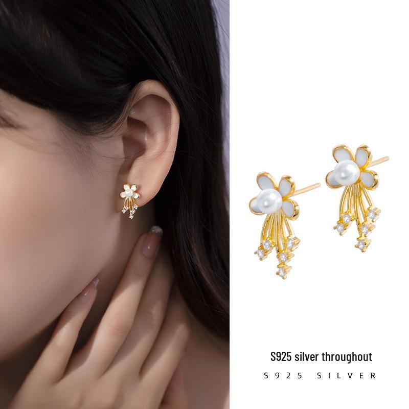 Banyan Tree S925 Silver Korean Small Petal Tassel Earrings with Sparkling Diamonds and Pearls. 925 Silver
Banyan Tree S925 Silver Korean Small Petal Tassel Earrings with Sparkling Diamonds and Pearls. 925 Silver
