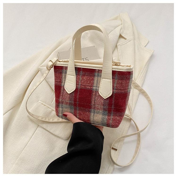 Клетчатая шерстяная трендовая сумка-тоут большой вместимости 2025 новая повседневная осенне-зимняя простая модная портативная сумка красный