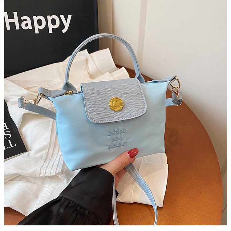 Textured chain, simple women s bag, new fashion commuter fashion messenger, one shoulder, underarm hand bag weaving синій
Textured chain, simple women s bag, new fashion commuter fashion messenger, one shoulder, underarm hand bag weaving синій