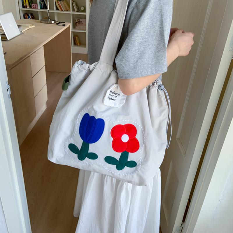 new shoulder bag handbag knock well with hand-sewn embroidery three-dimensional splicing flower shoulder bag bag бежевий
new shoulder bag handbag knock well with hand-sewn embroidery three-dimensional splicing flower shoulder bag bag бежевий