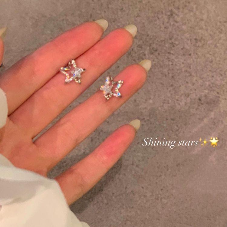 Super shining star zircon stud earrings femininity stud earrings ins niche design high-end earrings light luxury simple earrings
Super shining star zircon stud earrings femininity stud earrings ins niche design high-end earrings light luxury simple earrings
