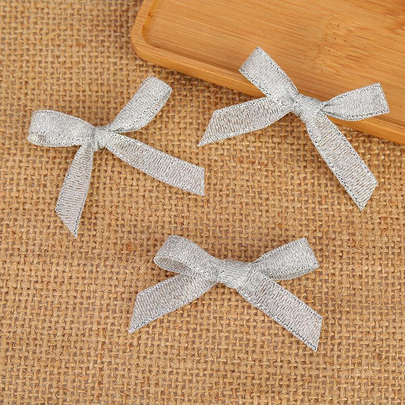 Изысканные аксессуары для одежды, лук своими руками с бантом, прочные аксессуары из полиэстеровой тесьмы Silver * 3.5 * 4.5cm
Изысканные аксессуары для одежды, лук своими руками с бантом, прочные аксессуары из полиэстеровой тесьмы Silver * 3.5 * 4.5cm