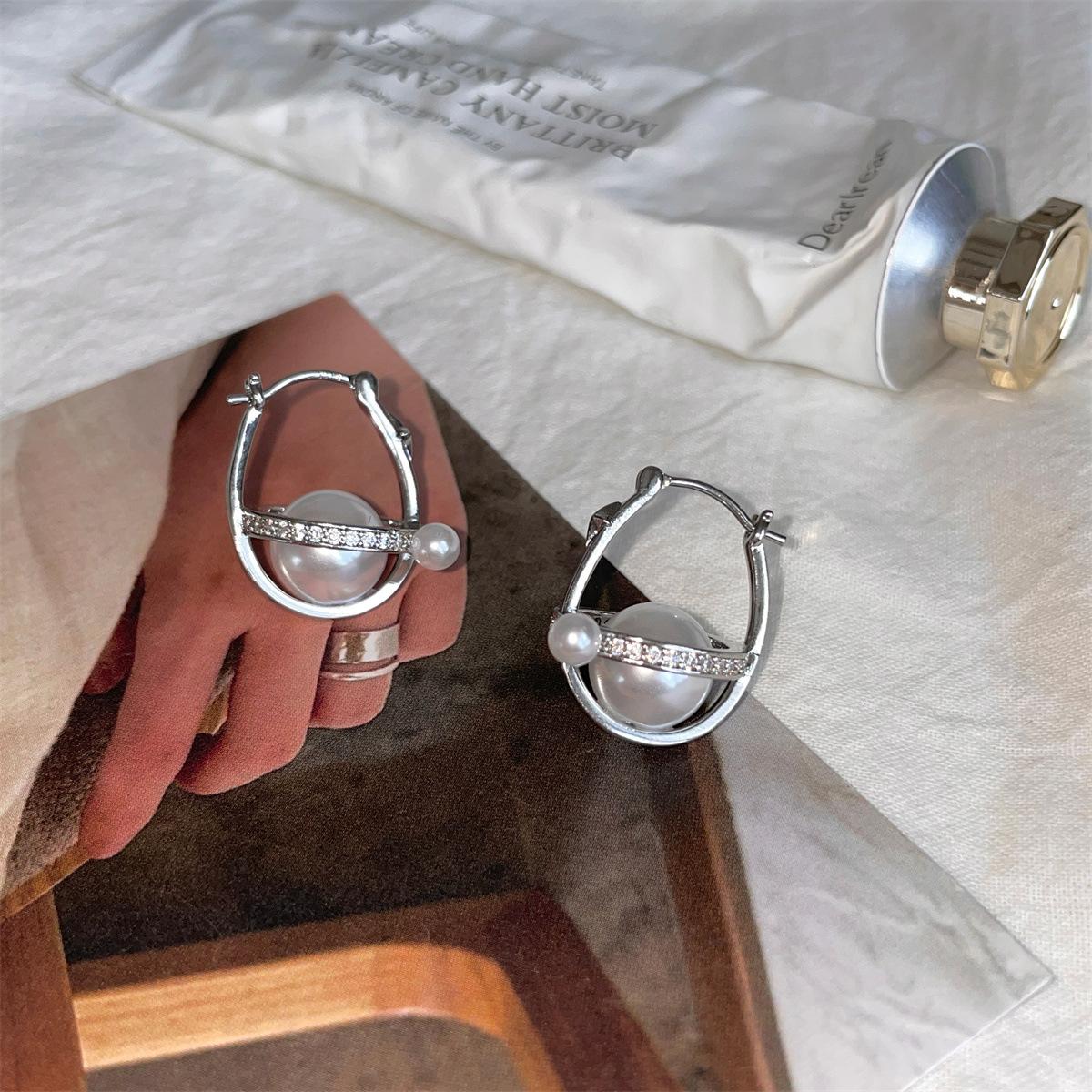 Niche unique planet design earrings women s light luxury high-end pearl earrings fashion temperament silver needle earrings A pair of 925 silver needle
Niche unique planet design earrings women s light luxury high-end pearl earrings fashion temperament silver needle earrings A pair of 925 silver needle