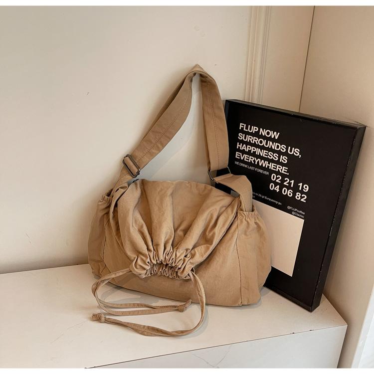 Простая нейлоновая сумка-мешок на шнурке через плечо женская 2025 новая сумка-мессенджер легкая рабочая сумка-тоут тренд хаки
Простая нейлоновая сумка-мешок на шнурке через плечо женская 2025 новая сумка-мессенджер легкая рабочая сумка-тоут тренд хаки