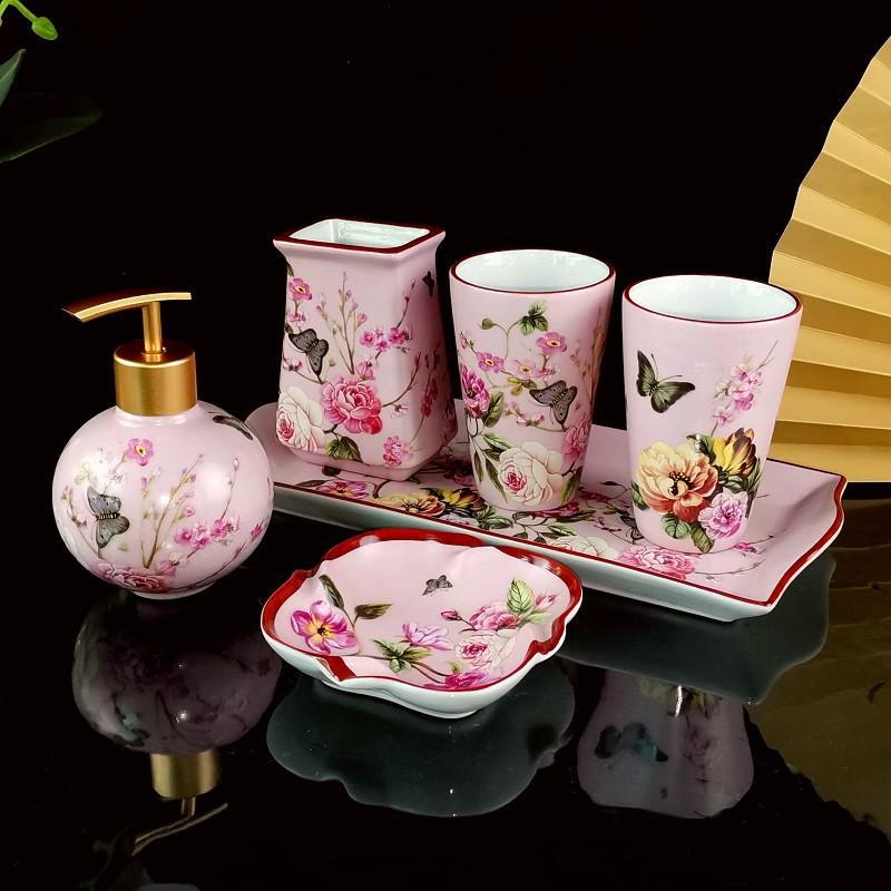 Аксессуары для ванной комнаты из керамики Pink Flower, дозатор мыла, тарелка, флакон для ароматерапии, шкатулка для украшений, держатель для зубных щеток, стакан для воды, подарки
Аксессуары для ванной комнаты из керамики Pink Flower, дозатор мыла, тарелка, флакон для ароматерапии, шкатулка для украшений, держатель для зубных щеток, стакан для воды, подарки