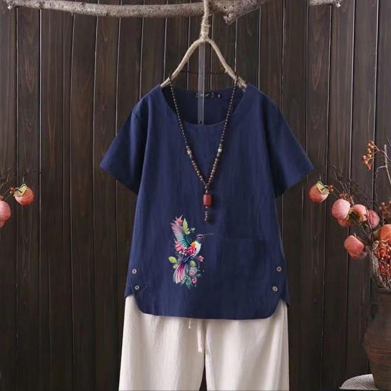 Футболка из хлопка и пеньки с принтом животных и птиц, V-образным вырезом для женщин - Лето 2025 г., повседневная 4XL темно-синий
Футболка из хлопка и пеньки с принтом животных и птиц, V-образным вырезом для женщин - Лето 2025 г., повседневная 4XL темно-синий