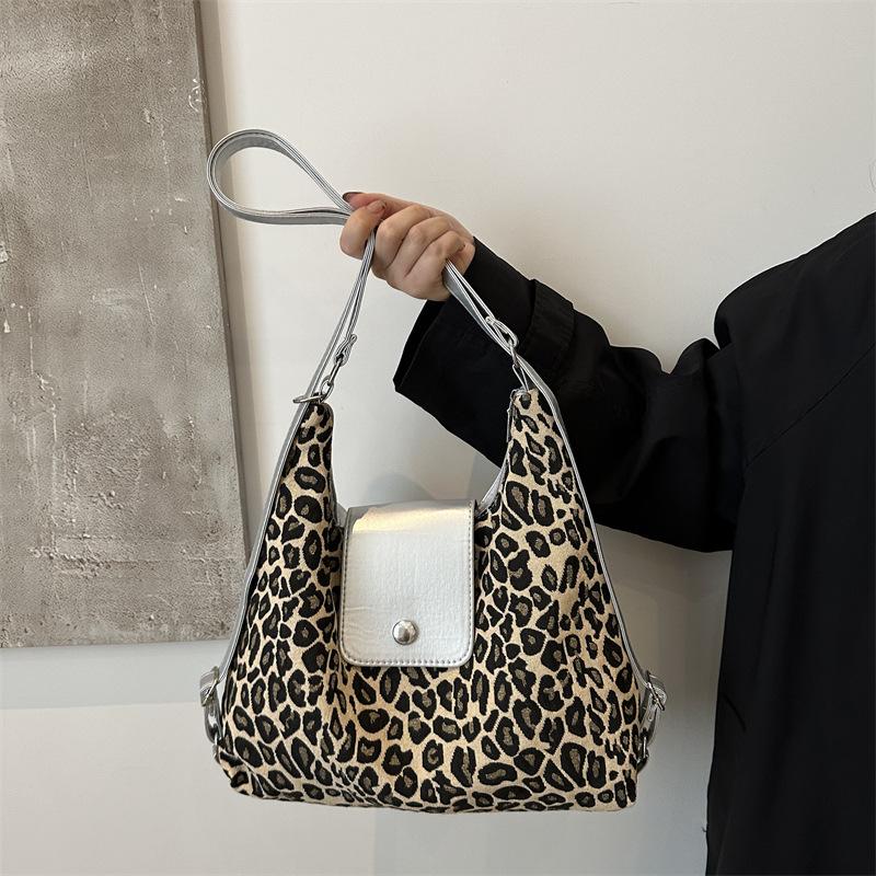 Fashionable Large Capacity Tote Bag Women s Bag Niche Design Class Retro Backpack Women Korean Version Autumn Cross Bag
Fashionable Large Capacity Tote Bag Women s Bag Niche Design Class Retro Backpack Women Korean Version Autumn Cross Bag