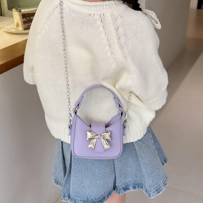 Children s chain small bag 2025 new shoulder bag messenger bag fashionable girls portable bucket bag чорний
Children s chain small bag 2025 new shoulder bag messenger bag fashionable girls portable bucket bag чорний