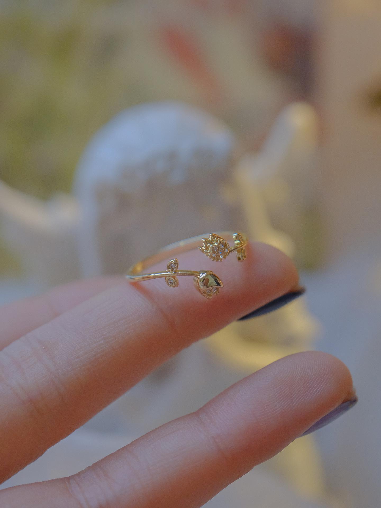 Elegant Rose Flower Ring Set - Adjustable, Versatile Design for a Luxurious Touch
Elegant Rose Flower Ring Set - Adjustable, Versatile Design for a Luxurious Touch