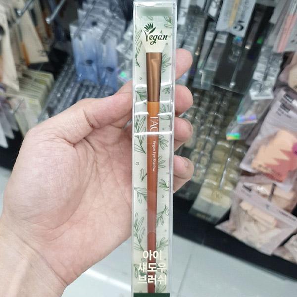 Tag Vegan Eyeshadow Brush
Tag Vegan Eyeshadow Brush