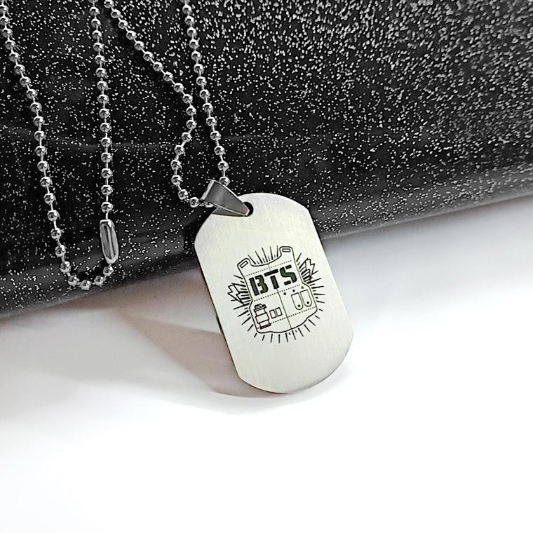 Ожерелье с тегом BTS, Гравированный кулон с логотипом, K-pop Украшение в подарок для фанатов ARMY 1
Ожерелье с тегом BTS, Гравированный кулон с логотипом, K-pop Украшение в подарок для фанатов ARMY 1