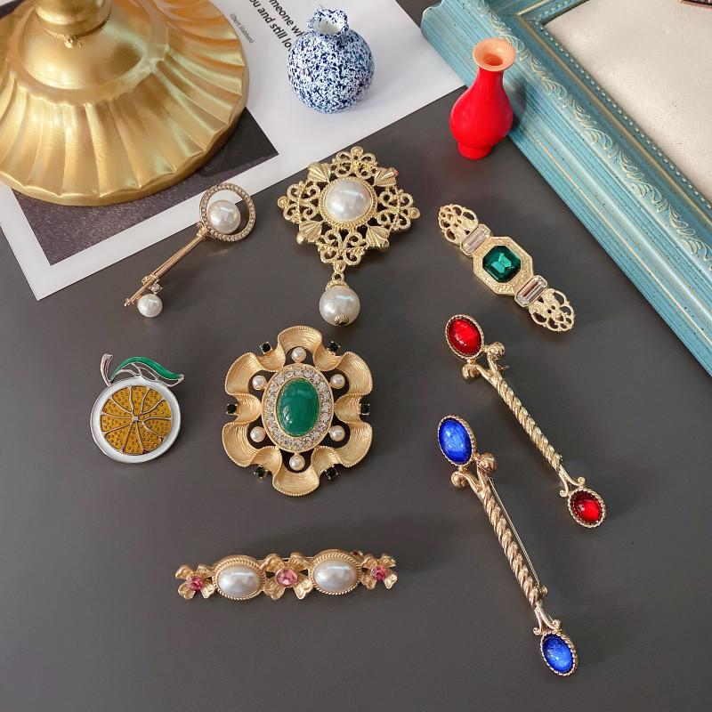 Vintage Creative Brand Palace Pearl Brooch Emerald Badges Fashion Pins Party Brooches Accessories For Woman
Vintage Creative Brand Palace Pearl Brooch Emerald Badges Fashion Pins Party Brooches Accessories For Woman